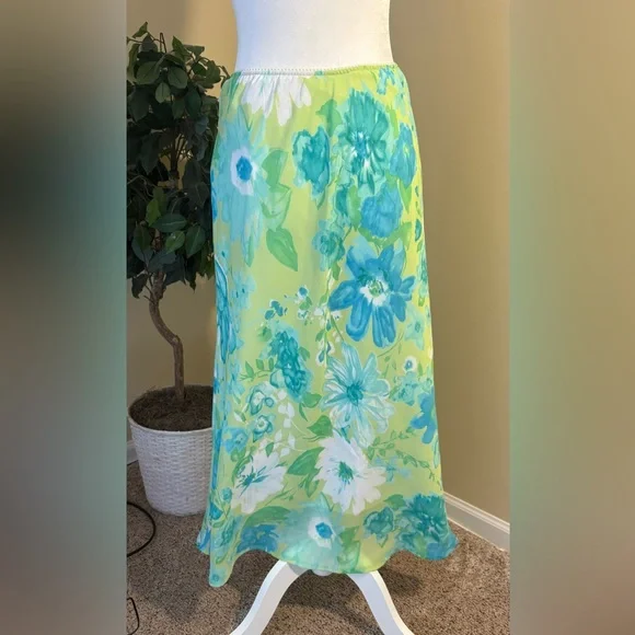 EUC Skirt: Large Floral Pattern on Soft Lime Green, Pull-On, Vintage c. 1990s - Picture 1 of 11